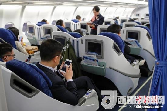 在東航MU5137航班上，旅客全程在飛行模式下可以使用手機(jī)。殷立勤 攝