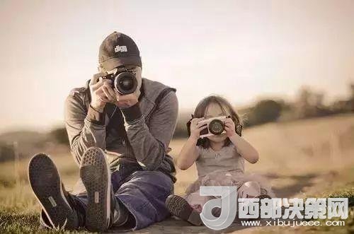 “曾子殺豬”故事在前，最近又有《父母說(shuō)好考了90分就去看海，被爽約后女孩離家出走》新聞在后。父母如果自己的行為“打臉”了，又怎么能在孩子面前掌握教育的主動(dòng)權(quán)。