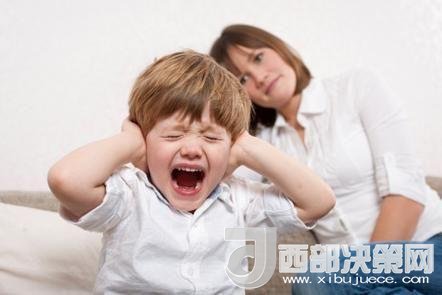 這時(shí)孩子可能會(huì)一直哭，甚至觀察父母的反應(yīng)。父母這時(shí)候可以讓他哭，哭累了自然就會(huì)停下，要讓孩子明白“鬧起來(lái)沒(méi)道理我不會(huì)心疼你”。