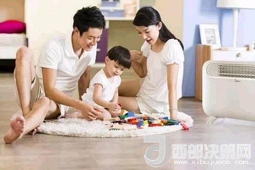 兒童時(shí)期，孩子好奇心強(qiáng)，喜歡“打破砂鍋問(wèn)到底”、“探究性拆東西”、“自言自語(yǔ)做游戲”。這些聽(tīng)似好笑，看似頑皮的言行舉止，恰恰就是孩子創(chuàng)造火花的閃現(xiàn)。心理學(xué)家鄧斯克認(rèn)為，小孩子在游戲中的“假裝”會(huì)大大促進(jìn)他們的發(fā)散思維。