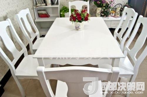 喜歡白色餐桌 但椅子該如何搭配？