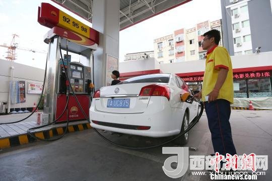資料圖：山西太原，加油站工作人員正在給車輛加油?！?jiān)?攝