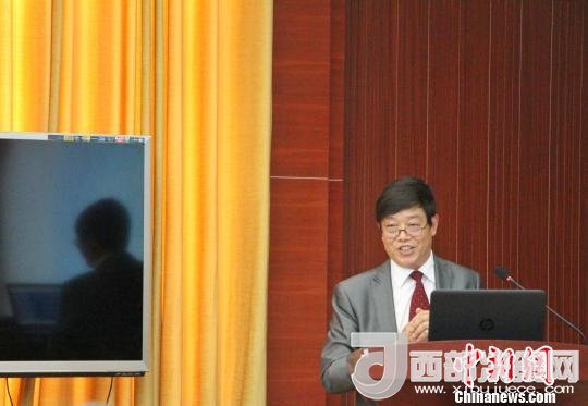 圖為中南大學教授歐陽友權(quán)在現(xiàn)場作了題為“我國文化產(chǎn)業(yè)發(fā)展的三大拐點與高校的責任”報告?！≮w曉 攝
