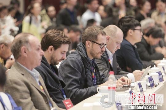 河北工業(yè)設(shè)計創(chuàng)新中心(以下簡稱HIDC)啟動儀式暨“設(shè)計促轉(zhuǎn)型·創(chuàng)新贏未來”國際工業(yè)設(shè)計工作坊26日在河北省省會石家莊市舉行。圖為與會各國設(shè)計師?！⌒ば?攝