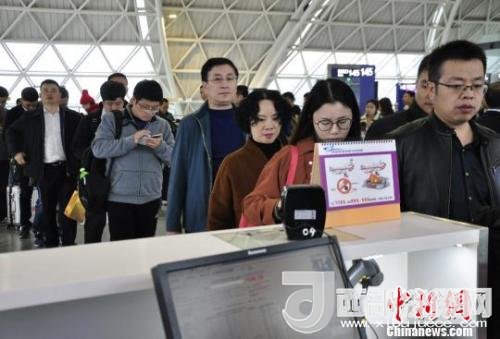 圖為旅客等待進(jìn)入客艙?！慰∶?攝