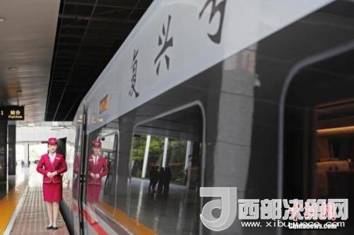 資料圖：4月10日，列車員在“復(fù)興號(hào)”列車旁迎接旅客的到來(lái)。 <a target='_blank'  data-cke-saved- >中新社</a>記者 殷立勤 攝