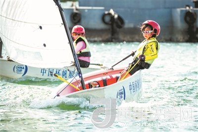 青島市北區(qū)立新小學(xué)學(xué)生參加2017年中國杯青少年帆船OP項目比賽。孫軍/攝
