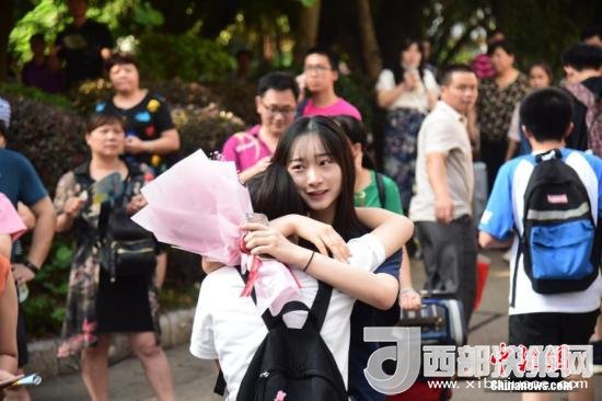 資料圖：一名家屬擁抱走出考場(chǎng)的考生。 王以照 攝