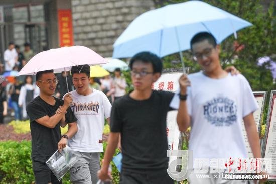 資料圖：6月8日，山西太原，考生打傘走出考場(chǎng)。當(dāng)日，全國(guó)部分地區(qū)2018年高考結(jié)束。 <a target='_blank'  data-cke-saved- >中新社</a>記者 武俊杰 攝