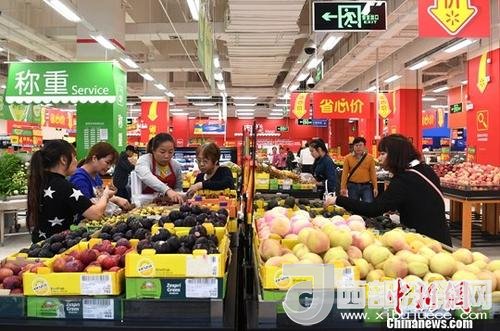 資料圖：民眾在超市選購水果。<a target='_blank'  data-cke-saved- >中新社</a>記者 俞靖 攝