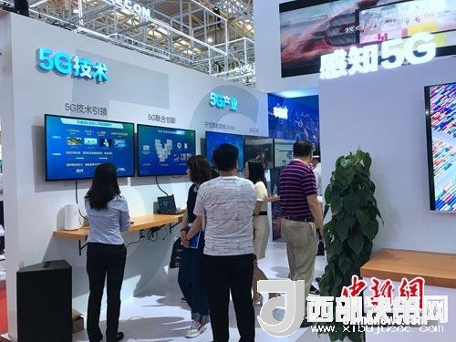 資料圖：普通消費者在參觀5G技術(shù)展示。<a target='_blank'  data-cke-saved-  >中新網(wǎng)</a> 吳濤 攝