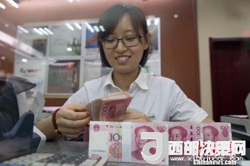 7月5日，山西太原一銀行工作人員正在清點貨幣。人民幣對美元匯率中間價在經(jīng)歷了過去11個交易中的10次下調(diào)后終于迎來大漲。5日，中國外匯交易中心公布人民幣對美元匯率中間價報6.6180，較前一交易日大幅上調(diào)415個基點，創(chuàng)下自2017年10月11日以來的最大升幅。<a target='_blank' >中新社</a>記者 張云 攝