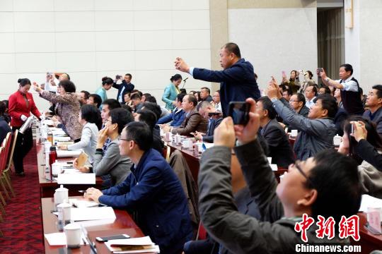 圖為與會(huì)嘉賓認(rèn)真聽(tīng)取專家演講?！±铍h 攝