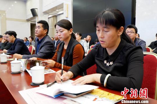 圖為與會(huì)嘉賓聆聽(tīng)專家演講?！±铍h 攝