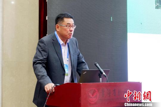 圖為青海省農(nóng)林科學(xué)院副院長(zhǎng)、國(guó)家大麥青稞產(chǎn)業(yè)技術(shù)體系崗位科學(xué)家遲德釗正在發(fā)言?！±铍h 攝