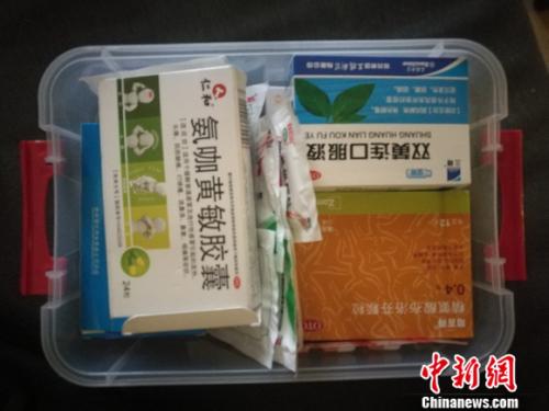 圖為家里的藥盒。 謝藝觀 攝