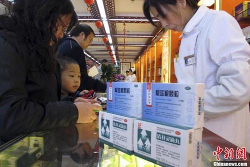 資料圖：北京一家老字號藥店內(nèi)，前來購買藥品的市民絡(luò)繹不絕。<a target='_blank'  data-cke-saved- ><p  align=