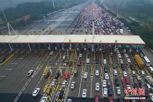 資料圖：車輛通過收費站。<a target='_blank'  data-cke-saved- ><p  align=