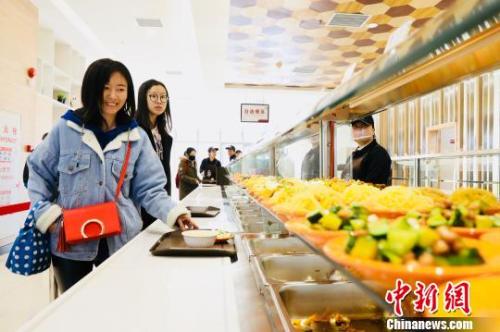 　資料圖：消費者在餐廳就餐?！惴?攝