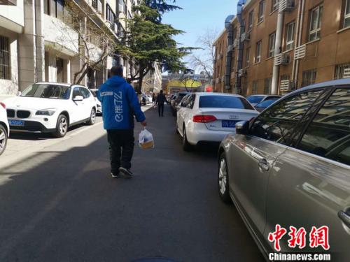 圖為餓了么配送員正在送餐。 謝藝觀 攝