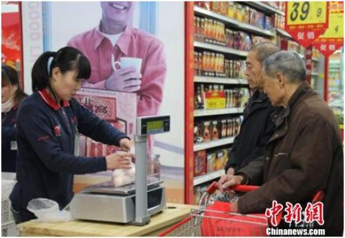 資料圖：在保定市北市區(qū)一家大型超市內(nèi)，促銷員正在為購(gòu)買(mǎi)雞蛋的市民稱量、打包。李芳華 攝