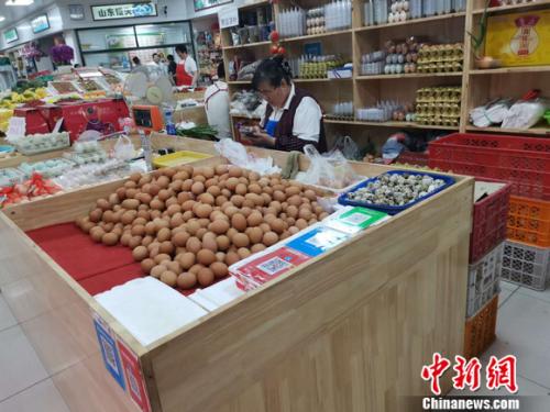 圖為菜市場(chǎng)里賣(mài)的雞蛋。 謝藝觀 攝