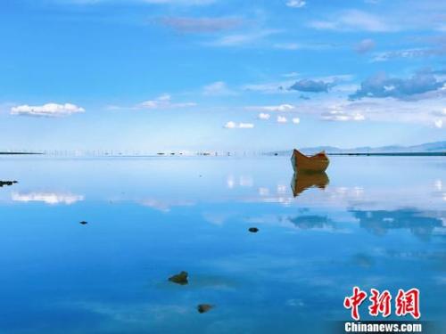  資料圖：“天空之鏡”茶卡鹽湖。　張坤　攝
