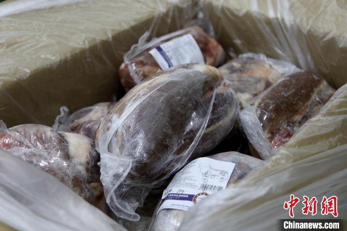 當雄縣援鄂物資中的牦牛肉，圖中的為腱子肉，是牦牛肉中的“極品”?！‘斝劭h 供圖 攝
