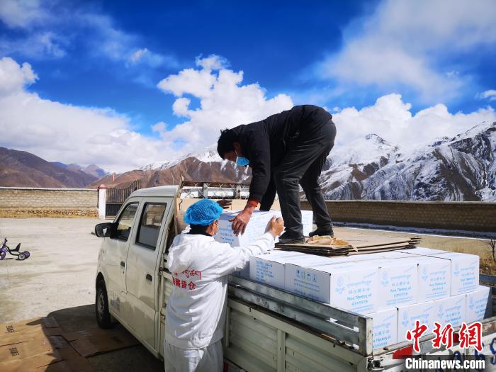圖為工作人員搬運物資。堆龍德慶區(qū)宣傳部供圖