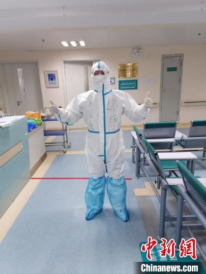 徐陶在工作中。四川援助湖北醫(yī)療隊供圖