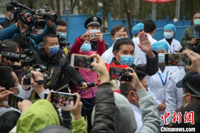 圖為貴州省最后一名新冠肺炎確診患者從貴州省將軍山醫(yī)院出院，患者與眾人揮手告別?！■暮陚?攝