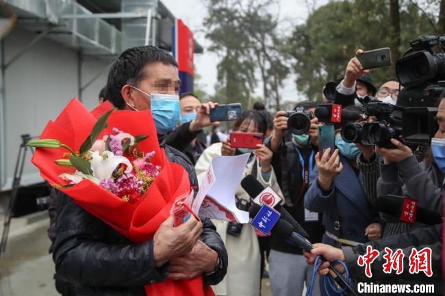 圖為貴州省最后一名新冠肺炎確診患者從貴州省將軍山醫(yī)院出院，患者接受媒體采訪?！■暮陚?攝