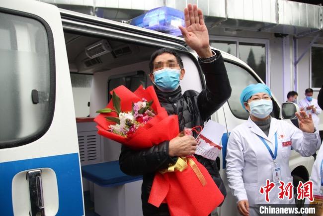 圖為貴州省最后一名新冠肺炎確診患者從貴州省將軍山醫(yī)院出院，患者與眾人揮手告別。　瞿宏倫 攝