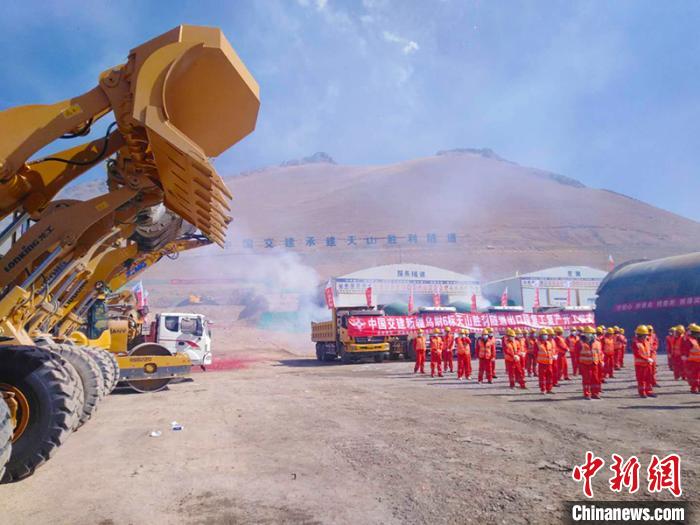備受國(guó)內(nèi)外關(guān)注的G0711線烏魯木齊至尉犁高速公路建設(shè)項(xiàng)目天山勝利隧道復(fù)工“進(jìn)行時(shí)”。　陳劍飛 攝