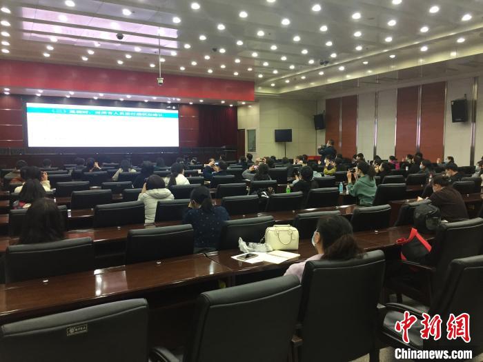 山西選派554名疫情防控指導(dǎo)員駐校指導(dǎo)高三年級開學(xué)疫情防控?！「呷鸱?攝
