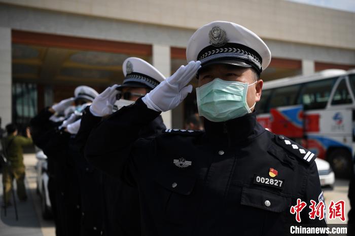 圖為交警們向醫(yī)療隊(duì)敬禮?！】灯?攝