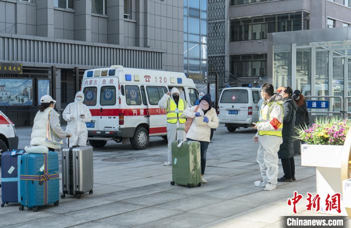 圖為呼和浩特車站“外防輸入”?！∠牧?攝