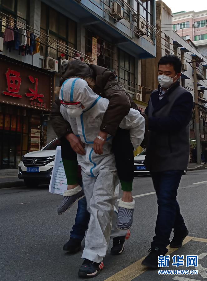 （習近平致敬的戰(zhàn)“疫”英雄·公安干警篇·圖文互動）（4）他們，抗疫一線鑄警魂
