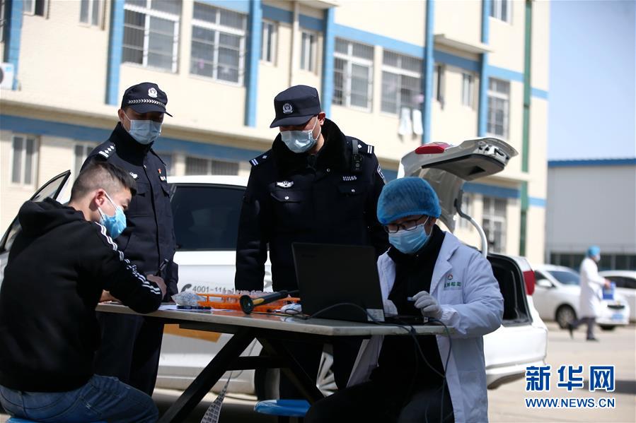 （習近平致敬的戰(zhàn)“疫”英雄·公安干警篇·圖文互動）（3）他們，抗疫一線鑄警魂