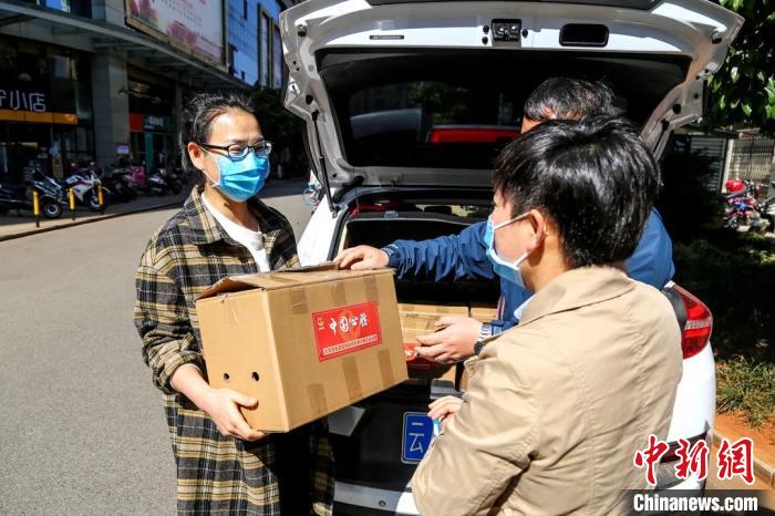 圖為昆明支援湖北醫(yī)護(hù)人員家庭收到“暖心蔬菜”。云南省委統(tǒng)戰(zhàn)部供圖