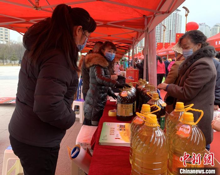 圖為市民們正在采購商品。　孫睿 攝