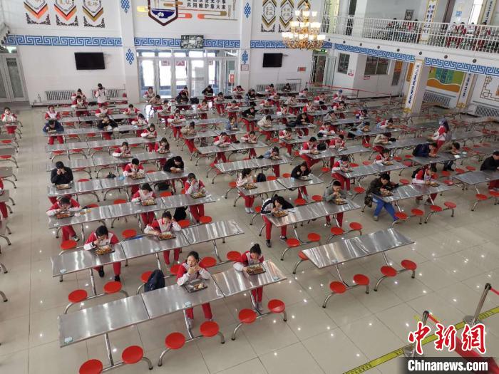 圖為學(xué)生們?cè)谑程镁筒??！鯆I娜 攝