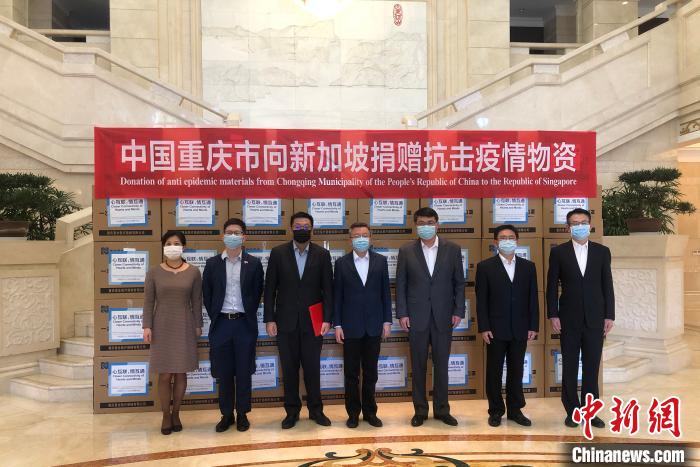 圖為捐贈(zèng)方與接收方代表合影留念?！⑾嗔?攝