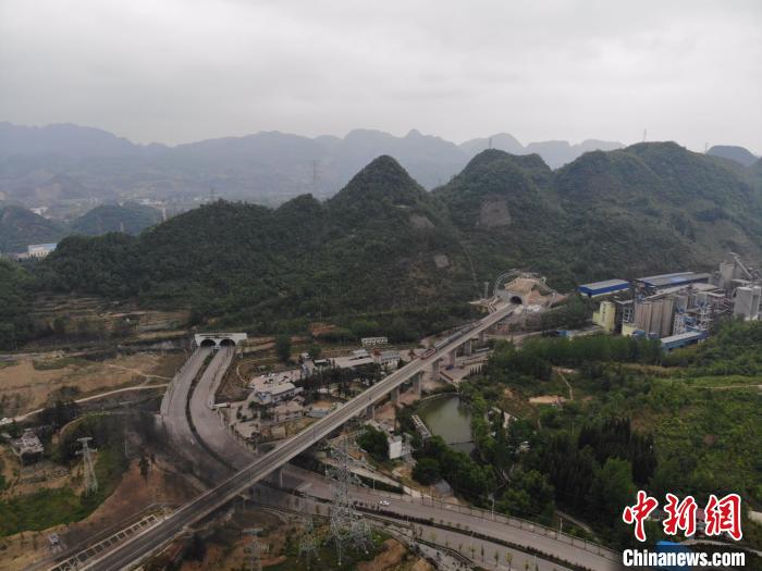 貴州省首條城際高速鐵路——安六鐵路開始聯(lián)調(diào)聯(lián)試。中國鐵路成都局集團(tuán)公司供圖