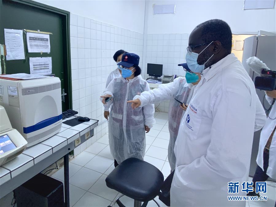 （新華全媒頭條·圖文互動(dòng)）（13）“始終把人民群眾生命安全和身體健康放在第一位”——中國(guó)抗疫彰顯“生命至上、人民至上”理念