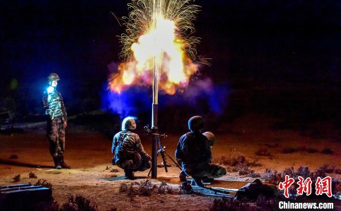 演練中偵察兵在夜間利用迫擊炮摧毀敵輕型裝甲?！」鶘|東 攝