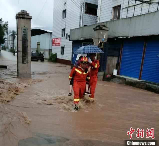 圖為消防救援人員營(yíng)救被困民眾?！≈貞c萬(wàn)州區(qū)委宣傳部供圖 攝