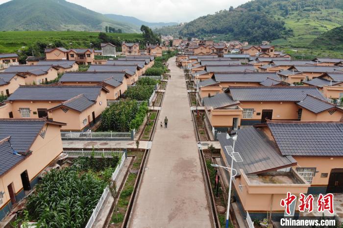 平坦的水泥路從村民居住區(qū)穿過?！埨?攝