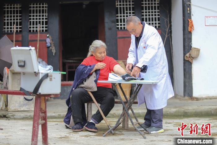 資料圖，貴州村醫(yī)給村民看病?！■暮陚?攝