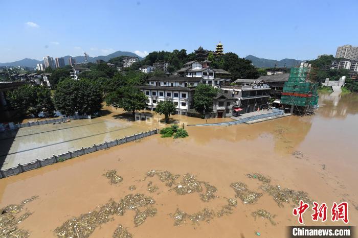 圖為7月27日，嘉陵江重慶段水位持續(xù)上漲，千年古鎮(zhèn)磁器口低洼段已被洪水淹沒(méi)?！￡惓?攝